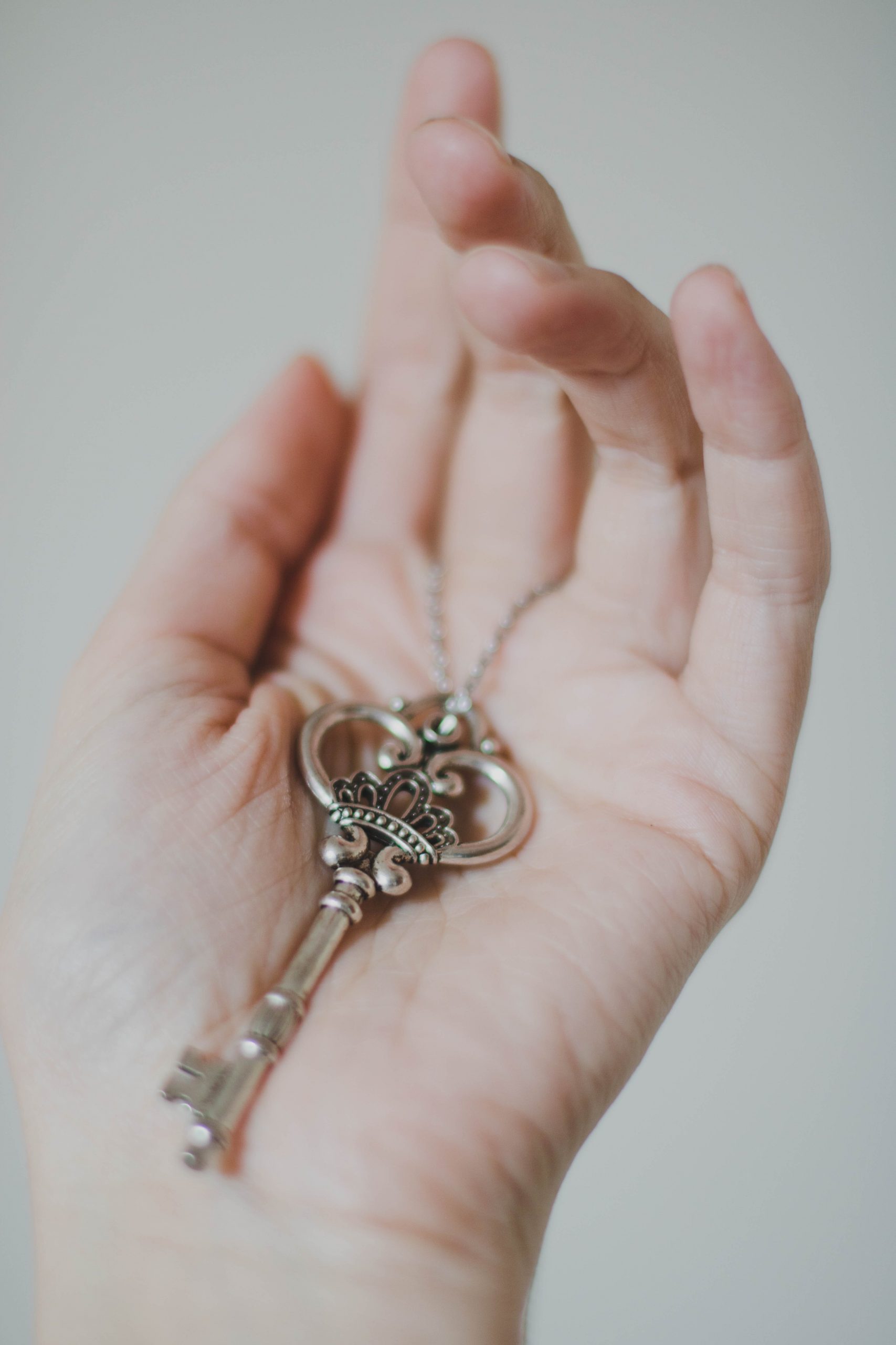 Hand mit Schlüssel